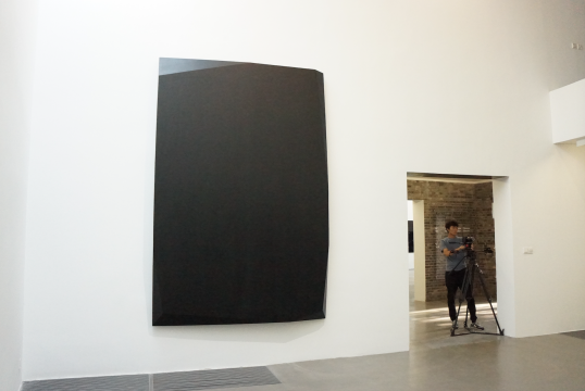 《拼接》 200×300cm 木料、黑色喷漆 2016
《拼接》 200×300cm 木料、黑色喷漆 2016