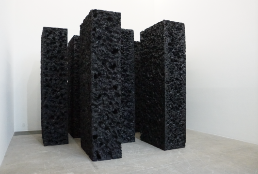 《侵蚀》7件,每件300×121×63cm 聚丙烯泡沫、黑色丙烯 2016
《侵蚀》7件,每件300×121×63cm 聚丙烯泡沫、黑色丙烯 2016
