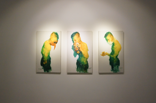 《鸟面具》、《脸谱》、《口罩》100×60cm 布面油画 2010、2010、2009 《鸟面具》、《脸谱》、《口罩》100×60cm 布面油画 2010、2010、2009