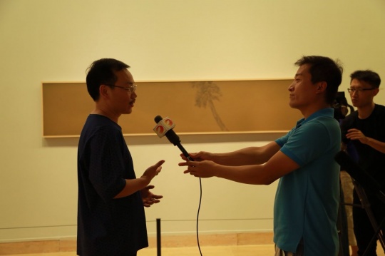 艺术家彭斯(左)在展览现场接受媒体采访
艺术家彭斯(左)在展览现场接受媒体采访