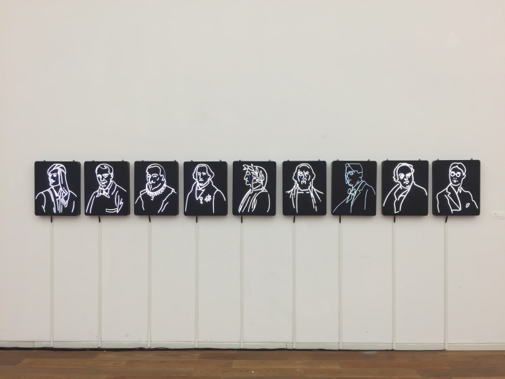 王羡 《诗人眼泪2》 40×50×5cm×9 灯光装置 2016
王羡 《诗人眼泪2》 40×50×5cm×9 灯光装置 2016