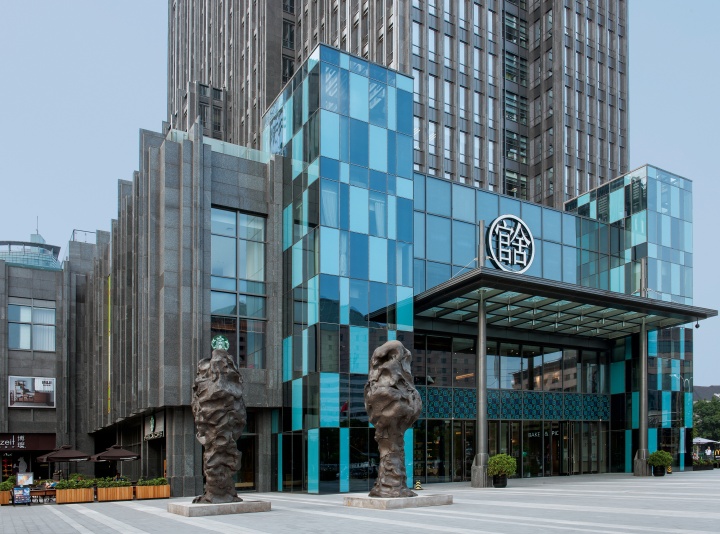 隋建国的雕塑“坐镇”官舍门前，厚重感十足
