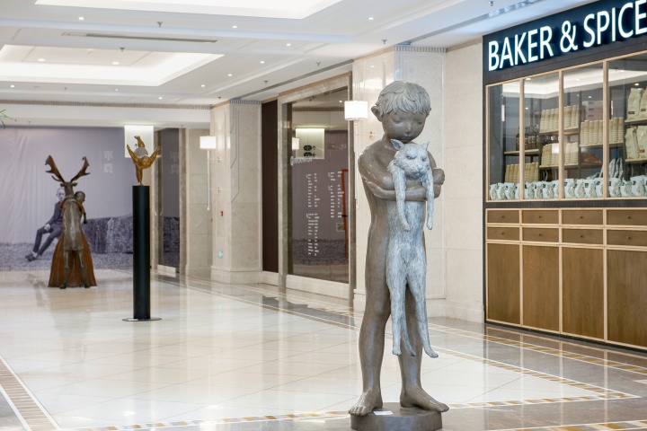 官舍与Hi艺术中心合作的雕塑走廊

