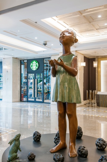 星巴克门外的《流星雨》，两米多的雕塑似乎手捧希望
