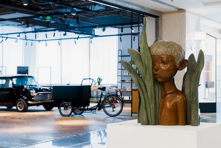 会空间门外走廊上的李伟&刘知音的雕塑作品《不眠夜》

