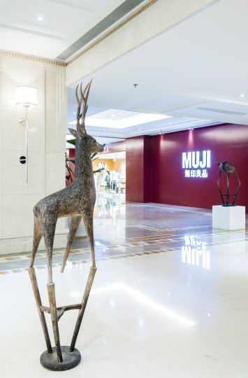 ​艺术家张弱的《动物家-鹿》，似乎正眺望着不远处的无印良品