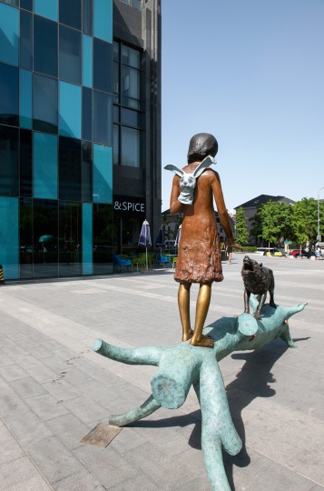 官舍南区的户外广场，颜石林的《白日焰火》每天都会吸引很多游客的合影

