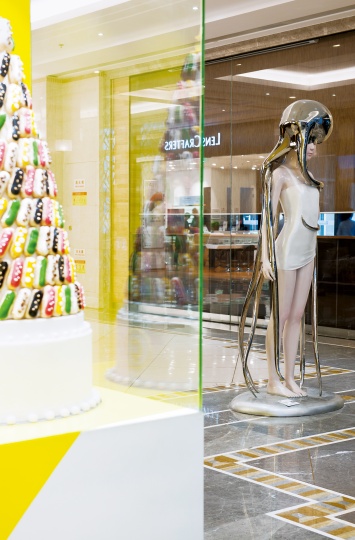 诱人的糖果店外，侯雯的《含羞》安静地伫立

