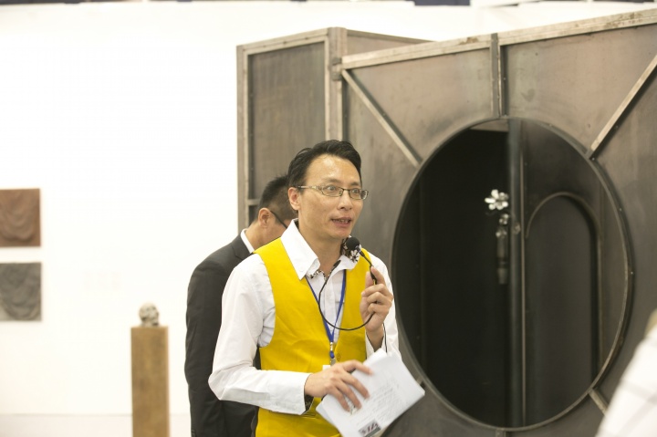 执行长王焜生于台北国际艺术博览会现场进行导览
