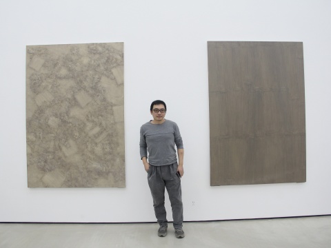 艺术家陈辉同他的作品
艺术家陈辉同他的作品