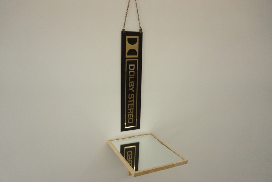 《双双声》 51×26×33cm 标识牌 镜子 2011 《双双声》 51×26×33cm 标识牌 镜子 2011