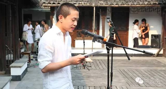 周凯 朗诵自己的作品《时间的皱纹》 位于朱家角古镇旅游区 “奇点”与“89plus”项目合作 ©上海种子
周凯 朗诵自己的作品《时间的皱纹》 位于朱家角古镇旅游区 “奇点”与“89plus”项目合作 ©上海种子