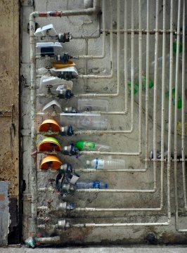 Michael Wolf 《后巷临时方案之十三 Informal Solutions No.13》
