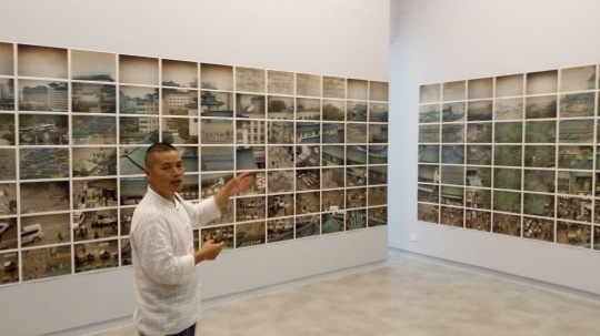 罗永进在作品《鼓楼(清明下海图)》前导览
罗永进在作品《鼓楼(清明下海图)》前导览