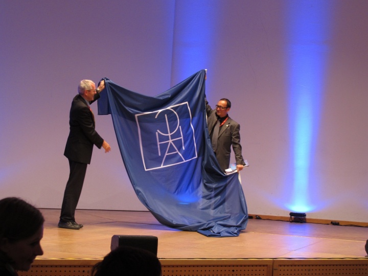 朱青生从新任国际艺术史学会主席Ulrich Grossmann手中接过世界艺术史大会会旗
朱青生从新任国际艺术史学会主席Ulrich Grossmann手中接过世界艺术史大会会旗