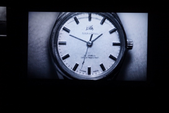 上海牌手表中的指针不停的逆时针旋转
