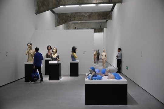 第二层空间可以看作是展览的开始，这里陈列了向京各个时期的重要作品

