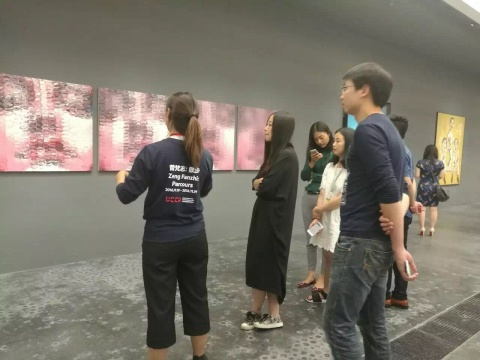 看展环节：艺厘米安排专人为嘉宾导览曾梵志展览“散步”