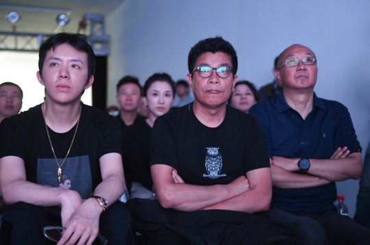 现场嘉宾认真观看艺网平台演示(左至右-李云迪、王中军、冯仑) 现场嘉宾认真观看艺网平台演示(左至右-李云迪、王中军、冯仑)
