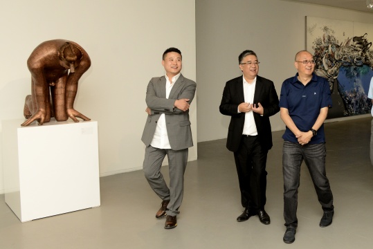 艺网创始人朱彤向嘉宾介绍同步展览
艺网创始人朱彤向嘉宾介绍同步展览