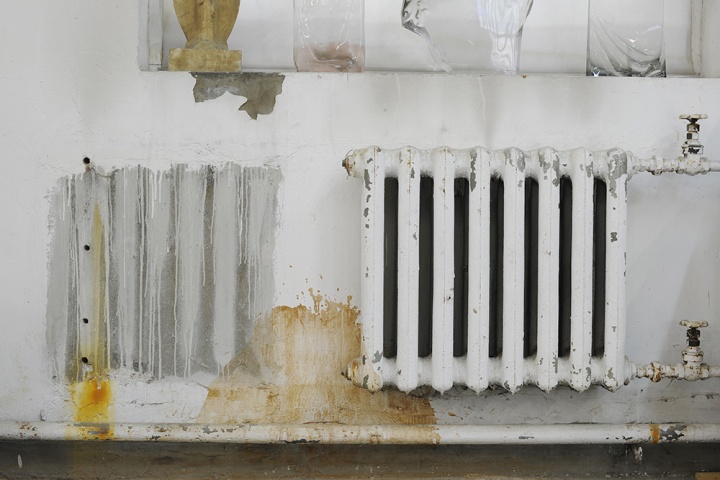 被摘掉的暖气片与仍然存留的暖气片，显示出每个冬天工作室内的寒冷
