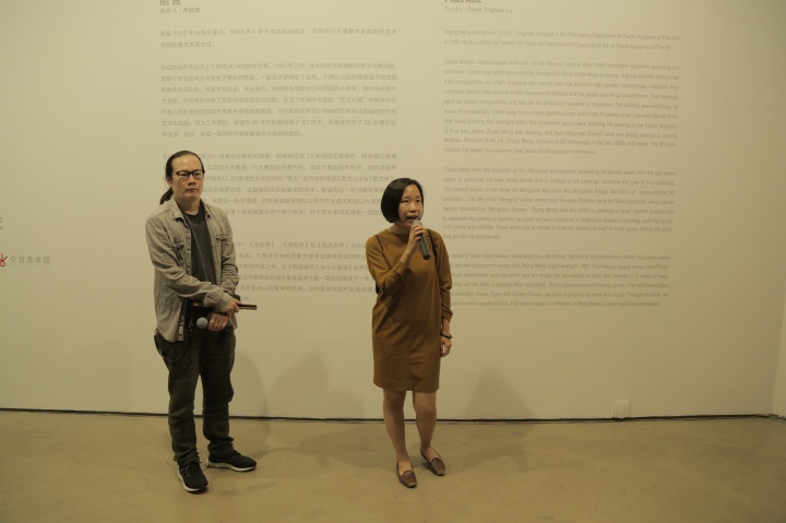 左起艺术家张锰,策展人卢迎华
左起艺术家张锰,策展人卢迎华