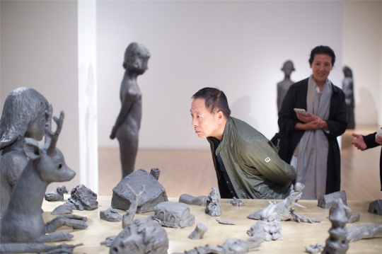 颜石林作品《渡河》前的观众
颜石林作品《渡河》前的观众
