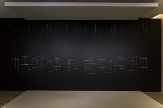 Elias Crespin 《大型16立方体8×2》390×78×26cm 铅，尼龙，发动机，电脑，电子接口 2014
