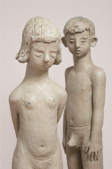 颜石林的作品《少女》（左）、《青春期》（右）可以明显看到他为了快速捕捉心里的感受而在雕塑表面留下挤压、抓捏的指印，在这个过程里颜石林两只手的肌腱都曾受伤。
