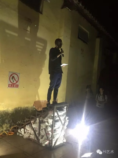 夜间位于道滘粮仓的光影展,以建筑立面投影展出了多位新媒体艺术家的影像作品。空置的粮仓变成了当代艺术的现场,被重新赋予活力 夜间位于道滘粮仓的光影展,以建筑立面投影展出了多位新媒体艺术家的影像作品。空置的粮仓变成了当代艺术的现场,被重新赋予活力
