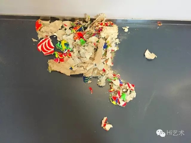范明正和妻子赵艳婷根据当地音乐剧《麒麟引凤》受到启发,而创作的《麒麟与狮》。狮子也是东莞的象征,范明正将东莞手工编织的麒麟、狮子的彩色外衣剥掉,墙角下的碎片象征着旧与新的分离
范明正和妻子赵艳婷根据当地音乐剧《麒麟引凤》受到启发,而创作的《麒麟与狮》。狮子也是东莞的象征,范明正将东莞手工编织的麒麟、狮子的彩色外衣剥掉,墙角下的碎片象征着旧与新的分离