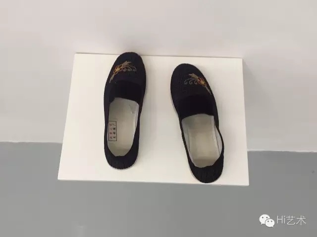 段建宇 《一双绣花线2好——好看的女孩》 181×217cm 混合媒材安装 2011
段建宇 《一双绣花线2好——好看的女孩》 181×217cm 混合媒材安装 2011