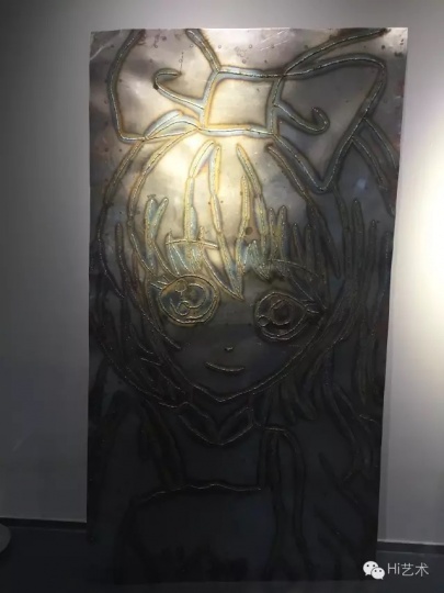 “爸爸,你是做艺术的,为什么我从来没见过你画画?”这是李景湖的女儿经常问他的一个问题,于是节本次展览的契机,他在铁板上用电焊的方式为女儿画了一个卡通人物的肖像
“爸爸,你是做艺术的,为什么我从来没见过你画画?”这是李景湖的女儿经常问他的一个问题,于是节本次展览的契机,他在铁板上用电焊的方式为女儿画了一个卡通人物的肖像