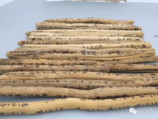 杨心广 《抚摸》 350×500×35cm 房梁、墨汁 2009-2013
杨心广 《抚摸》 350×500×35cm 房梁、墨汁 2009-2013