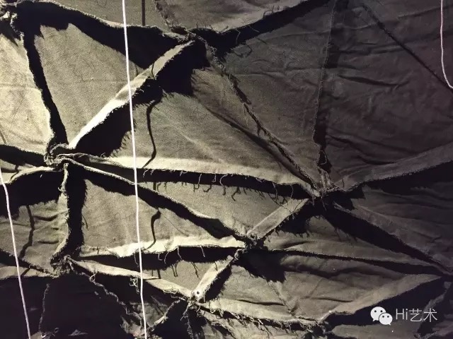 张新军的《绿窟窿》,就像一截被虫蛀的树干
张新军的《绿窟窿》,就像一截被虫蛀的树干