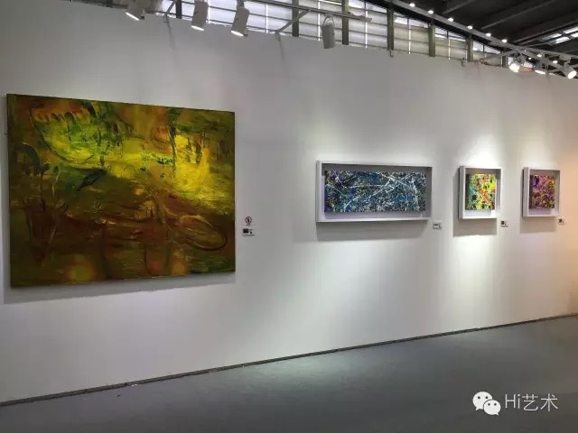 深圳本土画廊竹空间的展位上有接近90%的作品都贴上了紫色的代表“已售”的小圆点,出售的作品从3.5万至六七十万不等。 竹空间带来的艺术家有宋玉明、薛宝瑕等,作品风格比较偏传统,但受到深圳本地藏家的大量喜爱。宋玉明曾任深圳美术馆馆长,而薛宝瑕则是来自台湾的抽象女艺术家
深圳本土画廊竹空间的展位上有接近90%的作品都贴上了紫色的代表“已售”的小圆点,出售的作品从3.5万至六七十万不等。 竹空间带来的艺术家有宋玉明、薛宝瑕等,作品风格比较偏传统,但受到深圳本地藏家的大量喜爱。宋玉明曾任深圳美术馆馆长,而薛宝瑕则是来自台湾的抽象女艺术家