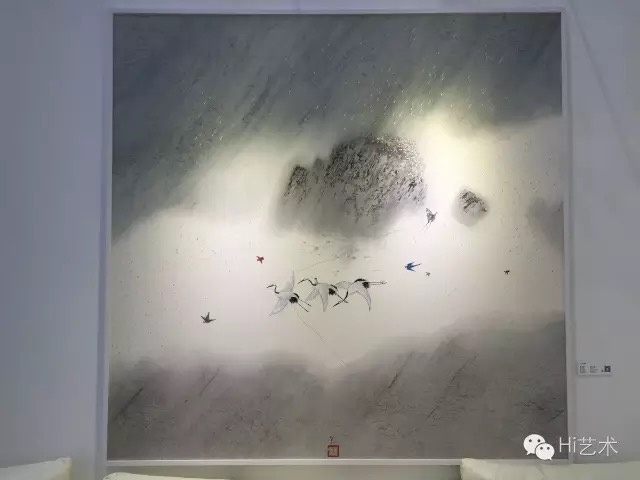 深圳本土画廊艺术云的艺术发展副总监游优表示:“此次我们的藏家主要是珠三角地区的,水墨作品受到的关注度比较多。位于VIP室的最贵的一幅林于思的作品也有客人有意向,目前正在谈。”图为林于思的《蓬莱》,标价45万元
深圳本土画廊艺术云的艺术发展副总监游优表示:“此次我们的藏家主要是珠三角地区的,水墨作品受到的关注度比较多。位于VIP室的最贵的一幅林于思的作品也有客人有意向,目前正在谈。”图为林于思的《蓬莱》,标价45万元