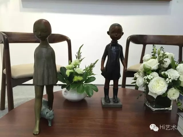 玉兰堂带来的李贵君的《理智与情感》(上)、李津的《幻影》(中)分别以20万元和12万元成交,目前大型雕塑和全场最贵的、141万元的尹朝阳的《苍岩秋树》还没有进展,倒是李伟&刘知音的售价8000元左右的小型衍生品雕塑(下)受到大量欢迎,销量不错
玉兰堂带来的李贵君的《理智与情感》(上)、李津的《幻影》(中)分别以20万元和12万元成交,目前大型雕塑和全场最贵的、141万元的尹朝阳的《苍岩秋树》还没有进展,倒是李伟&刘知音的售价8000元左右的小型衍生品雕塑(下)受到大量欢迎,销量不错