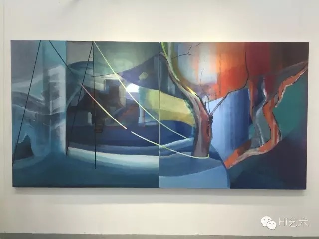 杨画廊的工作人员表示此行销量不错,最受欢迎的当属印在宣传册上的陈卓《未婚妻》(上),该作品已售,价格保密;最大尺幅的郑文昕的《物理风景》(下)也颇受欢迎,有意向的人也很多
杨画廊的工作人员表示此行销量不错,最受欢迎的当属印在宣传册上的陈卓《未婚妻》(上),该作品已售,价格保密;最大尺幅的郑文昕的《物理风景》(下)也颇受欢迎,有意向的人也很多