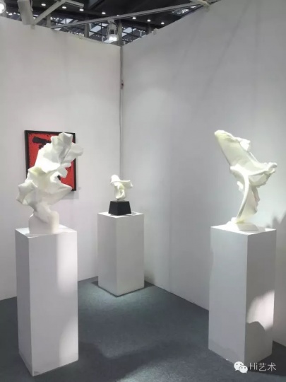 最初本不打算参展、后来在申请结束后又决定参展并且得到了不错展位的八大画廊,其带来的许东荣的25万元的汉白玉雕塑、8万元的陈秋明的写实绘画受到的预定和关注最多
最初本不打算参展、后来在申请结束后又决定参展并且得到了不错展位的八大画廊,其带来的许东荣的25万元的汉白玉雕塑、8万元的陈秋明的写实绘画受到的预定和关注最多