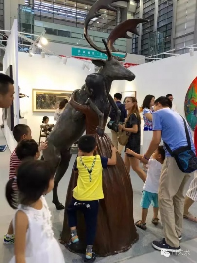 和雕塑“亲密接触”的孩子们(摄影:伍劲)
和雕塑“亲密接触”的孩子们(摄影:伍劲)