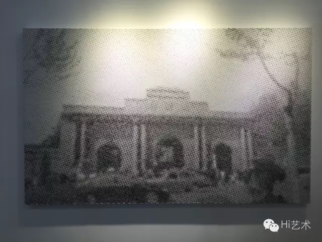 唐人当代艺术中心本次的展位并不佳,位于展厅最右侧的尽头,这也或多或少会影响到曝光率和成交。唐人带去的作品价位在8万至30多万,其中广东本土艺术家、“大尾象”成员之一的陈劭雄,其作品《集体记忆——南京总统府》标价32万,是唐人此行带去的最贵的作品。虽然得到了众多人询价,但是依然还未成交。综上,这也影响明年是否继续参展
唐人当代艺术中心本次的展位并不佳,位于展厅最右侧的尽头,这也或多或少会影响到曝光率和成交。唐人带去的作品价位在8万至30多万,其中广东本土艺术家、“大尾象”成员之一的陈劭雄,其作品《集体记忆——南京总统府》标价32万,是唐人此行带去的最贵的作品。虽然得到了众多人询价,但是依然还未成交。综上,这也影响明年是否继续参展
