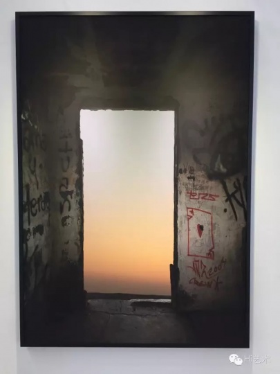 常青画廊目前唯一一件被预定的作品是乔瓦尼·欧祖拉的《悲怆的风景》,售价十几万人民币,是常青带去的最便宜的一件。目前该件作品尚在商谈中,交易还未完全落地
常青画廊目前唯一一件被预定的作品是乔瓦尼·欧祖拉的《悲怆的风景》,售价十几万人民币,是常青带去的最便宜的一件。目前该件作品尚在商谈中,交易还未完全落地