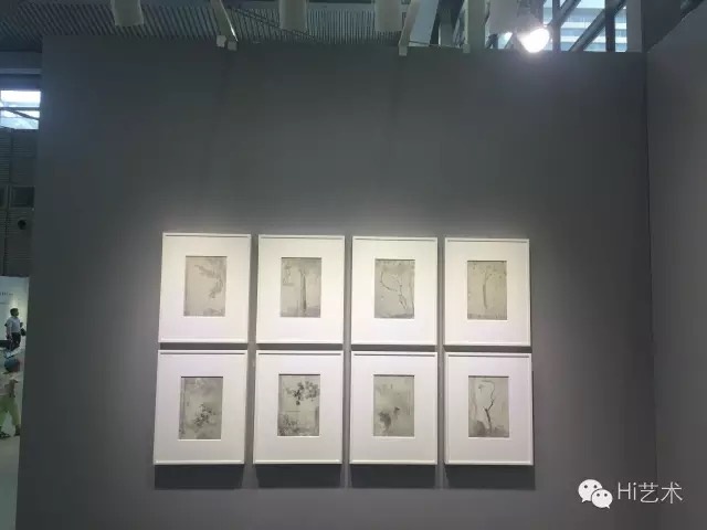 来自香港的世界画廊也坦言:“说实话,博览会的灯光照明设备还是和国际有差,这对作品的呈现还是会有所影响……”
来自香港的世界画廊也坦言:“说实话,博览会的灯光照明设备还是和国际有差,这对作品的呈现还是会有所影响……”