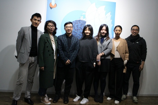 “亢龙有悔”—— 亢世新个人作品展开幕现场,左三为艺术家亢世新
“亢龙有悔”—— 亢世新个人作品展开幕现场,左三为艺术家亢世新