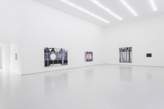 空白空间 高露迪同名个展 展览现场 这间展厅的作品以风景为主,其中更不乏取材自艺术家日常生活的机场和机场辅路的景色。 空白空间 高露迪同名个展 展览现场 这间展厅的作品以风景为主,其中更不乏取材自艺术家日常生活的机场和机场辅路的景色。
