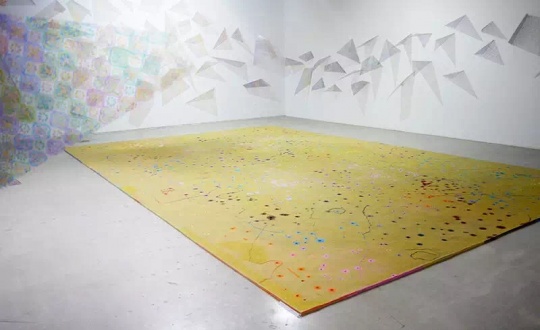 展览现场,两件作品之间又形成一种美丽又充满危险的关系。
展览现场,两件作品之间又形成一种美丽又充满危险的关系。