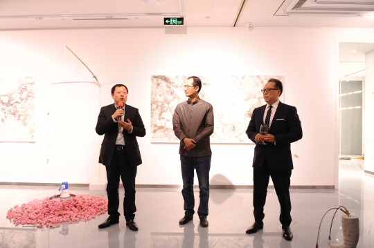 左起：金杜律师事务所主席王俊峰、艺术家邱志杰、金杜艺术中心创始人李景汉
