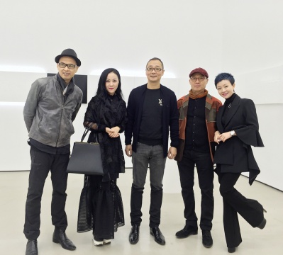 从左至右依次是艺术家陈文令、严虹、艺术家范勃、艺术家杨千、艺琅国际创始人谢蓉