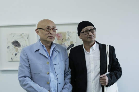 策展人俞可（左）冯博一（右）
